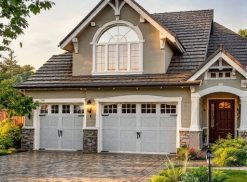 Una casa a due piani con un grande timpano e tre porte da garage, con infissi di alta qualità. È circondata da un vialetto pavimentato e un giardino paesaggistico, immersa nella tranquilla zona di Roma Est. {{brizy_dc_image_alt entityId=